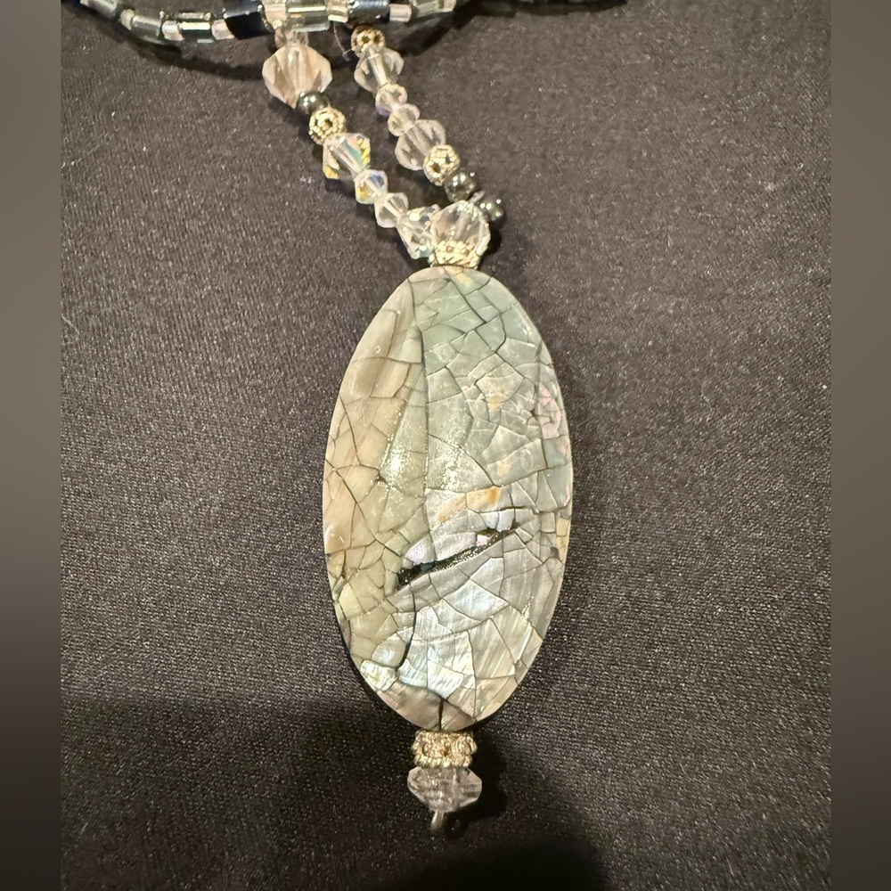 Elegant Vintage Abalone Pendant Necklace with Crystal Beads - Picture 16 of 16
